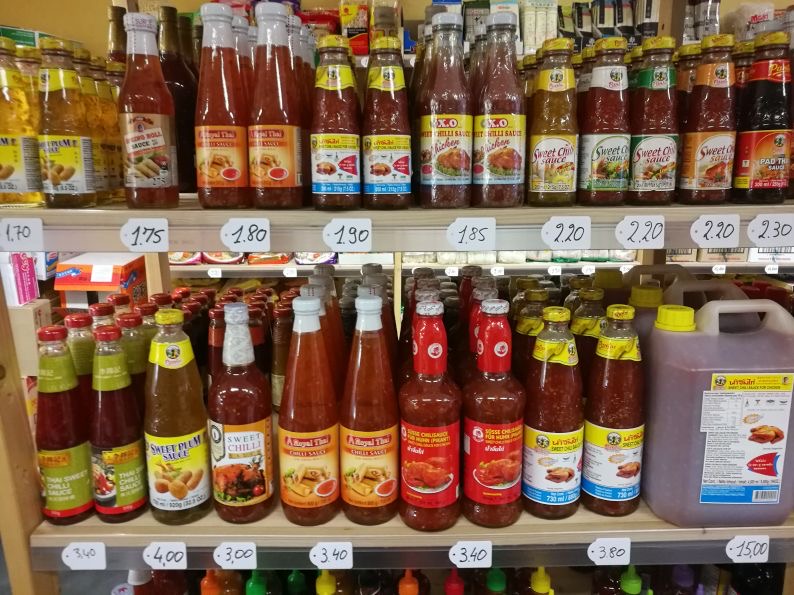 Le rayon de sauces pimentées et de condiments asiatiques du magasin
